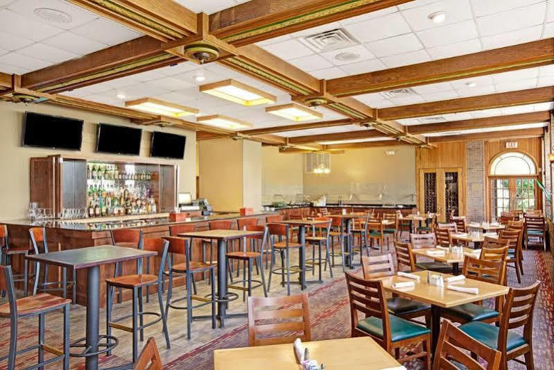 Red Roof Inn Plus & Suites Houston - Iah Airport Sw Exterior foto